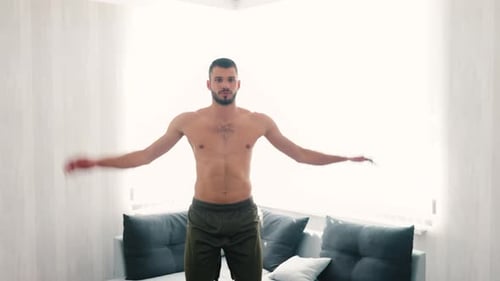 Junger Mann trainiert zu Hause