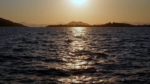 Atardecer en el mar dorado