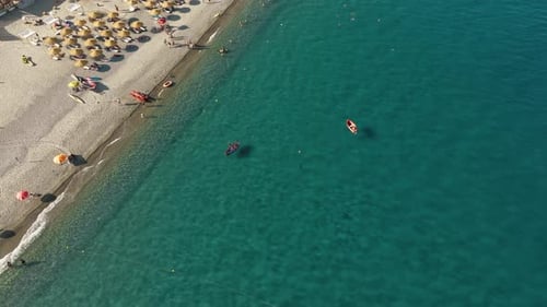 Touristenstrand an der italienischen Küste