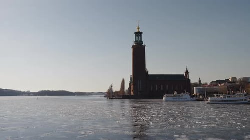 Weitwinkelaufnahme des Stockholmer Rathauses an einem sonnigen Tag