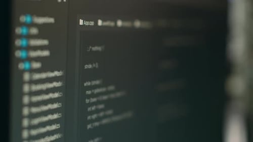 Exibição do computador do desenvolvedor de software digitando o script de funções do banco de dados na janela do terminal