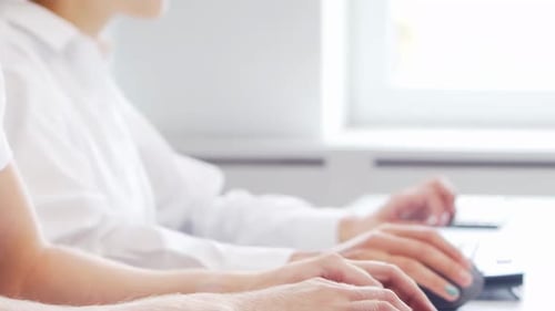 Equipe diversificada de jovens profissionais está trabalhando no Centro de Suporte por E-mail no Dia de Vendas