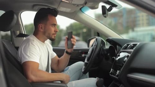 Um homem está sentado no banco do motorista