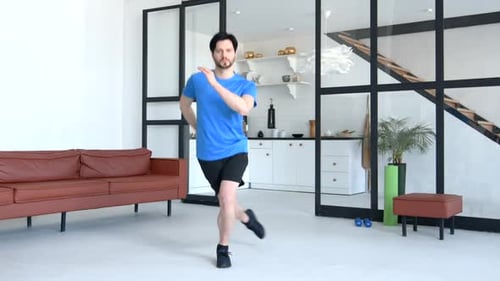 Aktiver sportlicher Fitnessmann trainiert Skater Lunges Training drinnen