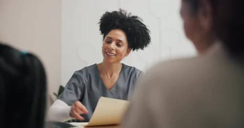 Criança, alta de cinco anos e médico com mulher e paciente para consulta médica, aconselhamento e pediatra