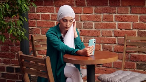 Concepto de mujer árabe y tecnología