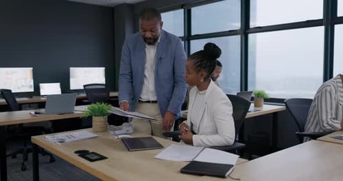 Relatório comercial, de escritório e de computador sobre conversas em equipe e planejamento estratégico