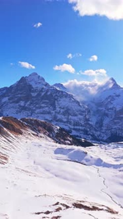 Vista aérea de las montañas Wetterhorn y Schreckhorn en invierno, Suiza