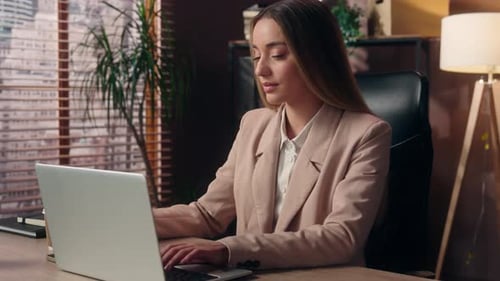 Travailleuse indépendante confiante et prospère, fille caucasienne motivée, employée de bureau, employeur, chef d'entreprise