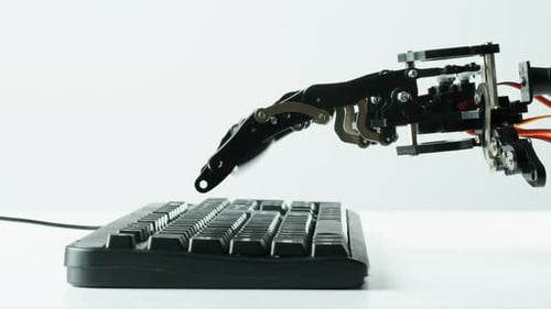 Robot Ai Hand arbeitet am PC Laptop Chatbot und Chat Robot Advisor Futuristic Ai Hand Typing on