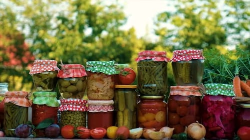 Frascos con verduras en conserva para el invierno