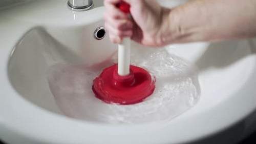 Roter und weißer Kolben, der das Eindringen von Schmutz verhindert, weißes Handwaschbecken, Handwaschbecken, Hand für Herren.