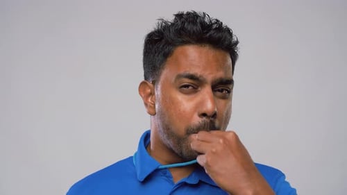 Concept de sport, de prudence, de jeu et de football - Un arbitre indien siffle et montre