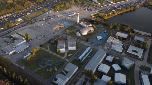 Luftaufnahme des großen modernen Kongresszentrums von Tecnopolis in Buenos Aires