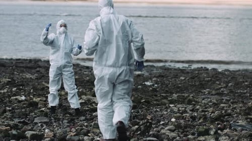 Científico forense examinando una muestra en la orilla del río