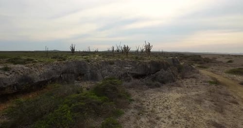 Vue aérienne des grottes utilisées par les Indiens Arawak à Bonaire.