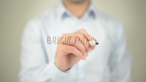 Bright Future, Mann schreibt auf transparentem Bildschirm
