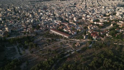 Zumbido panorámico al atardecer sobre el antiguo Ágora, Atenas