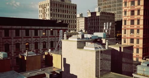 Vista urbana desde la azotea que muestra la arquitectura diversa y el diseño de la ciudad a la luz del día