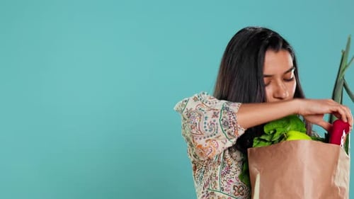 Bolsa de compras con productos naturales para amantes de la ecología