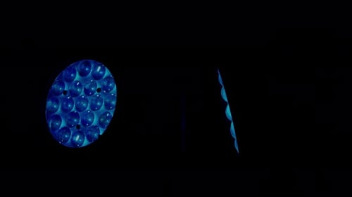 Intensive blaue Bühnenlichter in dunkler Nachtclub-Umgebung