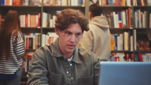 Séance d'étude en groupe à la bibliothèque