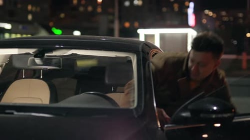 Eine fesselnde nächtliche urbane Autoszene mit einem Passanten in der geschäftigen Stadt entfaltet sich