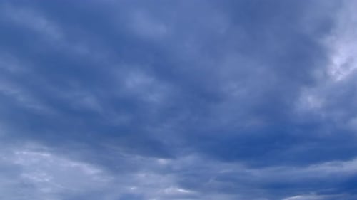 Dramatisch Himmel mit Sturmwolken im Zeitraffer eines bewölkten Tages.