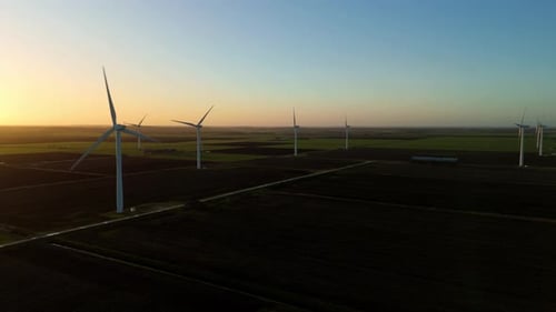 Luftaufnahme von Windturbinen in der Morgendämmerung, Großbritannien.