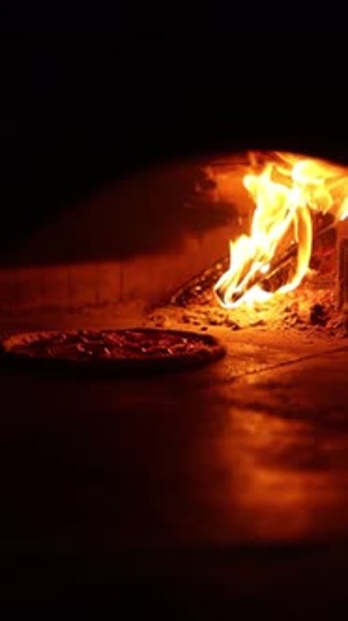 El chef cocina pizza con salchichas, queso y tomates