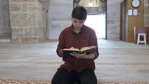 Muslim rezitiert den Koran