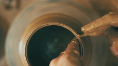 Personne, mains et argile pour la création de poteries, de vases ou de céramiques dans la créativité
