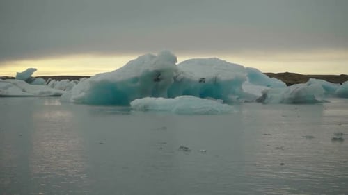 icebergs floating in Jökulsárlón glacier lagoon