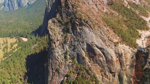 Atemberaubender Blick auf den Klippenfelsen bei sonnigem Tag. Kleiner Bach, der vom Berg nebenan fließt.