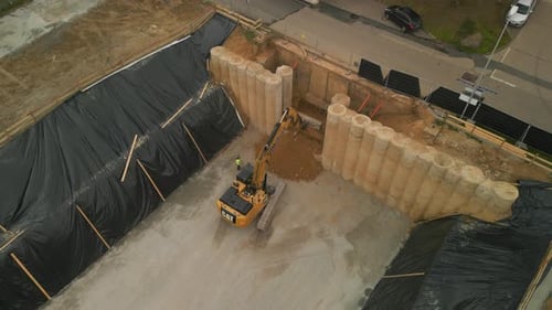 Blick aus der Vogelperspektive auf Maschinen, die auf einer Baustelle im Stadtquartier Frankfurt am Main arbeiten