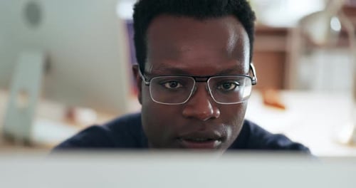 Focus, Geschäftsmann und Computer mit Brille lesen E-Mail, Bericht oder Internet-Scroll