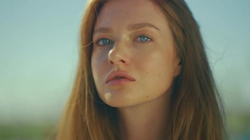 Femme prenant un bain de soleil au bord de la piscine