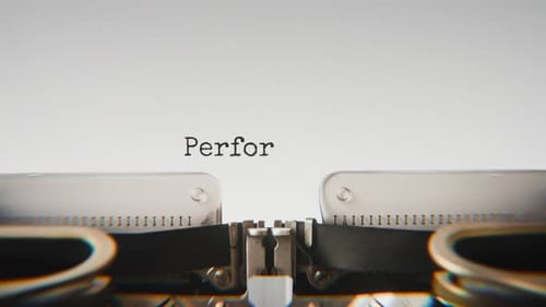 Alte mechanische Schreibmaschine beim Tippen im Leistungsbericht in einer Nahaufnahme.