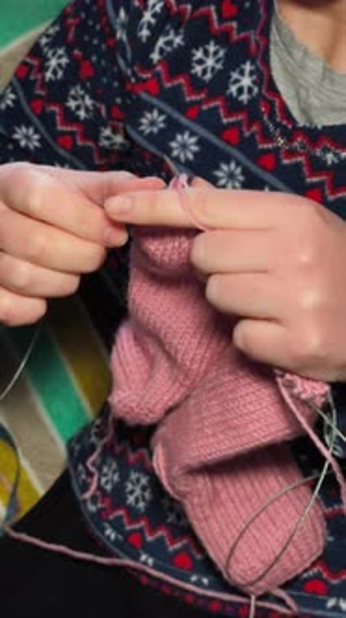 Eine rosa Socke mit festlichem Musterpullover stricken