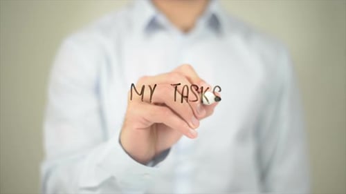 Mes tâches : un homme écrit sur un écran transparent