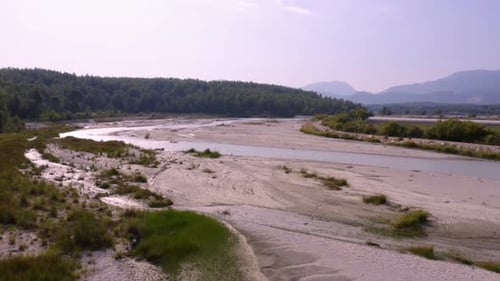 Florestas verdes, montanhas e rio