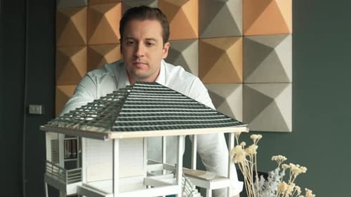 Gros plan d'un bel ingénieur caucasien inspectant le matériau du toit. Manipulateur..