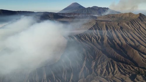 Volcans du mont Bromo et du Semeru à Java, en Indonésie (prise de vue aérienne)