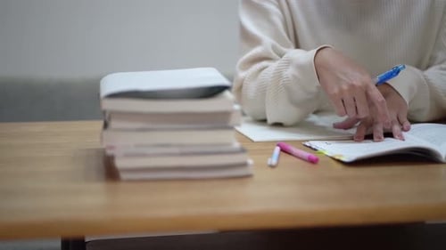 Frau, die zu Hause studiert