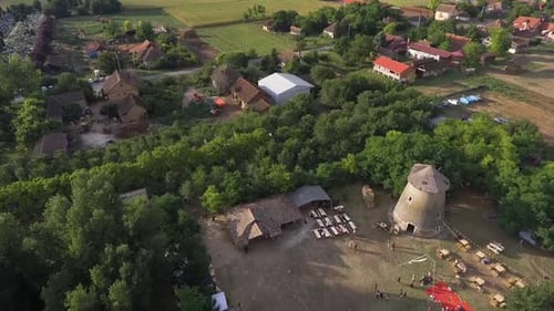 Toma aérea de un pequeño pueblo europeo