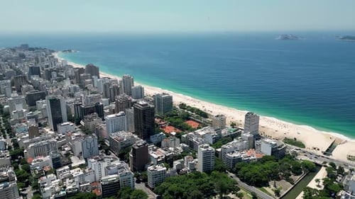 Praia de Ipanema no centro do Rio de Janeiro, no Rio de Janeiro, Brasil.