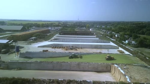 Récolte d'ensilage de maïs avec une récolteuse de fourrage au champ