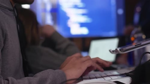 Hacker masculino digitando de perto trabalhando em um laptop durante o Hackathon de 2024 anos