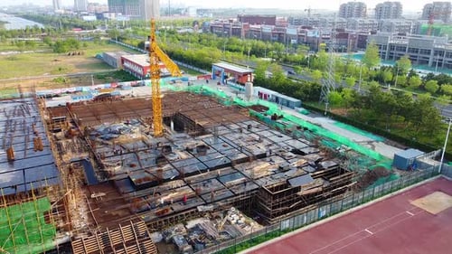 Vista aérea de un nuevo sitio de construcción de un gimnasio en la soleada Weihai, China