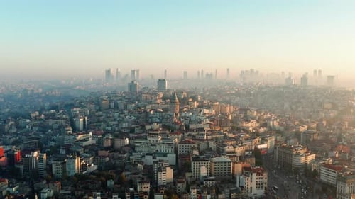 Luftaufnahme der Metropole Istanbul in der Türkei und des Galataturms bei Sonnenaufgang